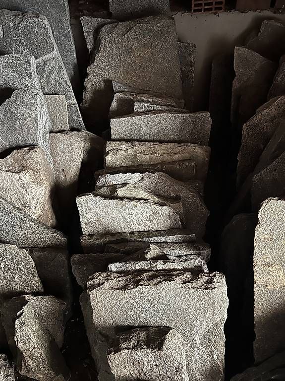 Steine & Dachziegeln: Mix Granitsteinplatten Vallemaggia – Gebraucht aus Avegno von CaVal13