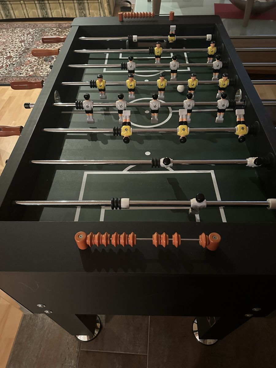 Spiele: Tischkicker schwarz mit Figuren und Griffen – Gebraucht aus Basel von Ozg02 1
