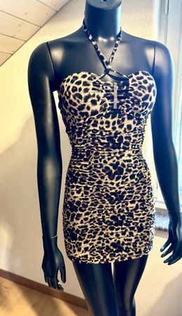 Mini-robe moulante imprimé léopard, idéale pour les fêtes!