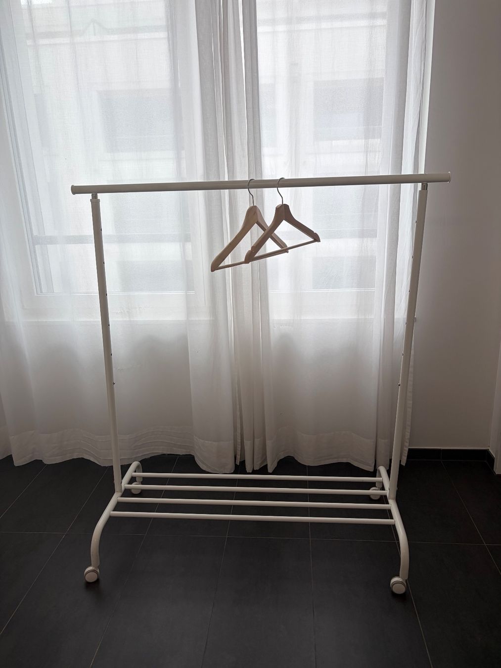 Ikea Garderobe: Kleiderständer weiss mit Rollen – Gebraucht aus Windisch von Laura_1991