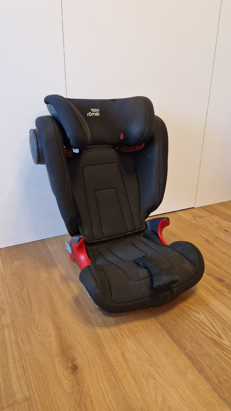 Britax Römer Seggiolini per auto: Britax Römer Kindersitz KidFix2 S Cosmos Schwarz – Usato da Richterswil venduto da mst1112