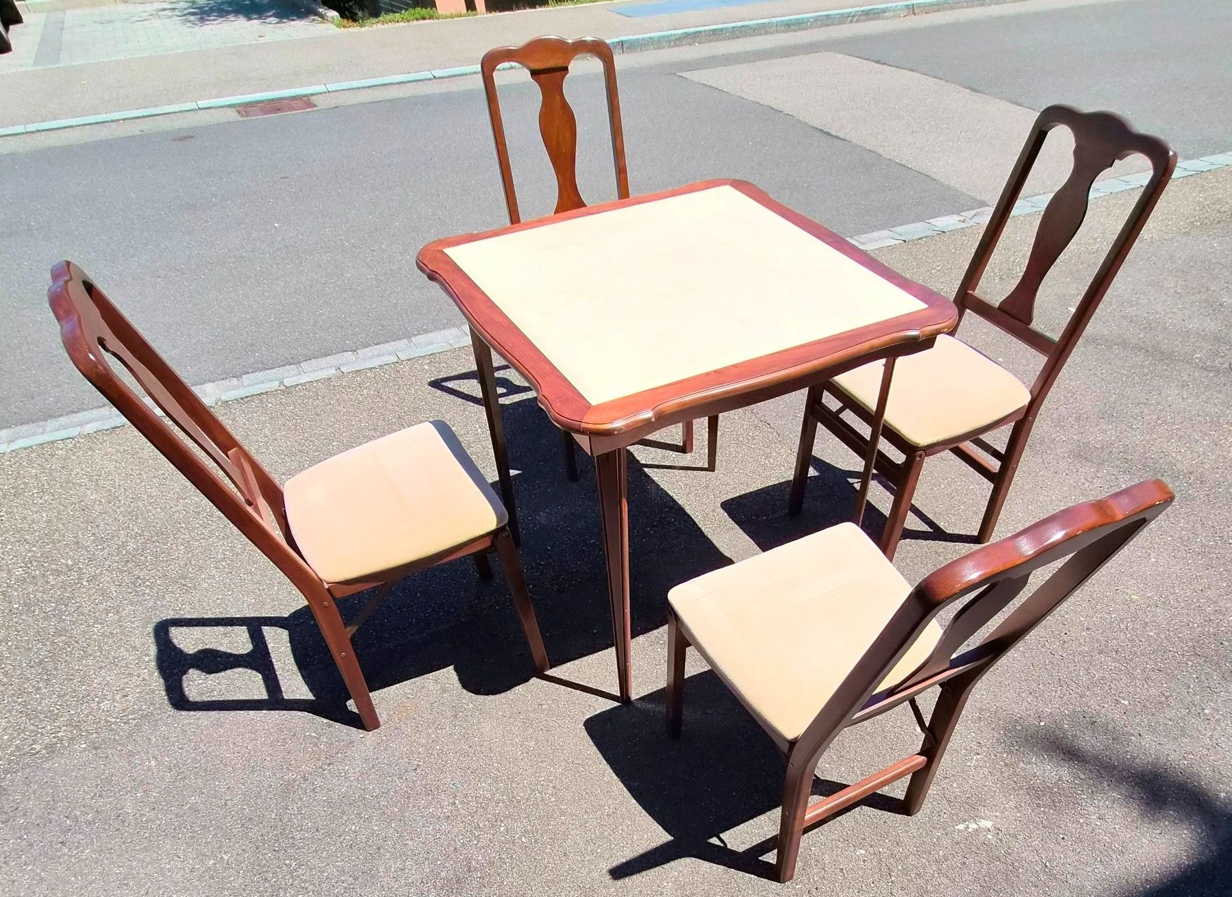 Tischset: Spielset Tisch mit 4 Stühlen – Gebraucht aus Zürich von Primanoctis 1