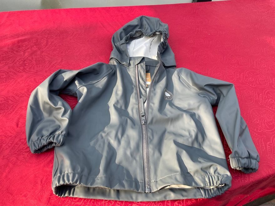 Manor Giacche & Cappotti: NEU Kinder Regenjacke Manor grau 98/104 – Nuovo e nell'imballaggio originale da Bergdietikon venduto da antovale 1