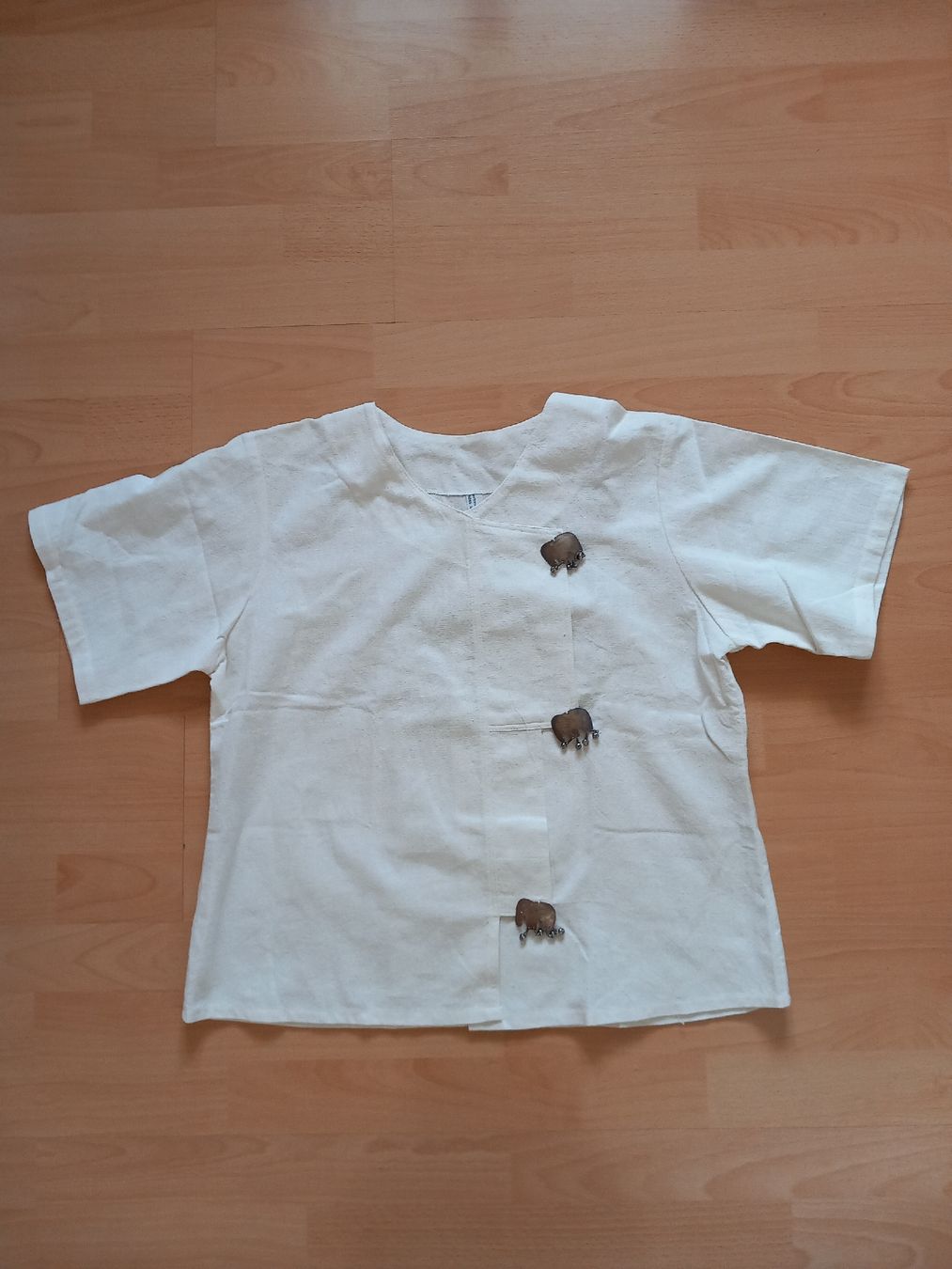 T-shirt: T-shirt boho blanc en coton à fermoirs éléphants – Usato da Faoug venduto da per_kp6r