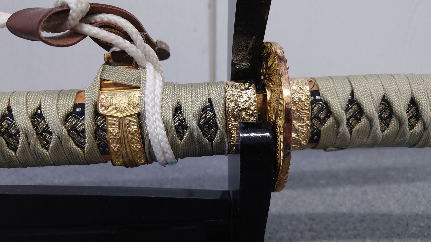 Altre raccolte & rarità: 2 Dekorative Samurai Schwerter mit Ständer – Usato da St. Gallen venduto da Second-Life 1