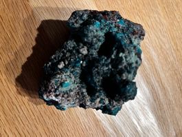 Mineral Gestein mit grünen Kristallen