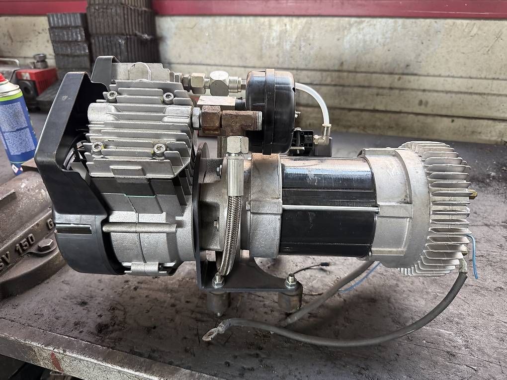Compressori: 80 Volt Kompressor, 2 Zylinder, Druckluftbremse – Usato da Wauwil venduto da Patrol789 3