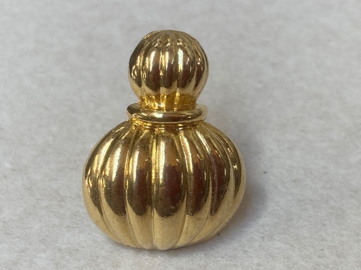 Plaketten & Abzeichen: Pin - Schmuck Pin - Wella – Gebraucht aus zürich von papalapa