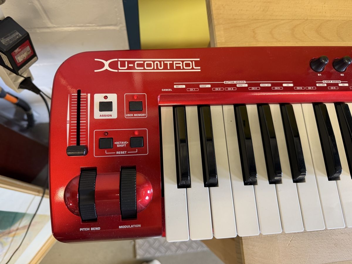 Behringer Console di mixaggio: Behringer UMX610 X-Control USB MIDI Keyboard Controller, rot – Usato da Strengelbach venduto da RaenAntikDesign 5