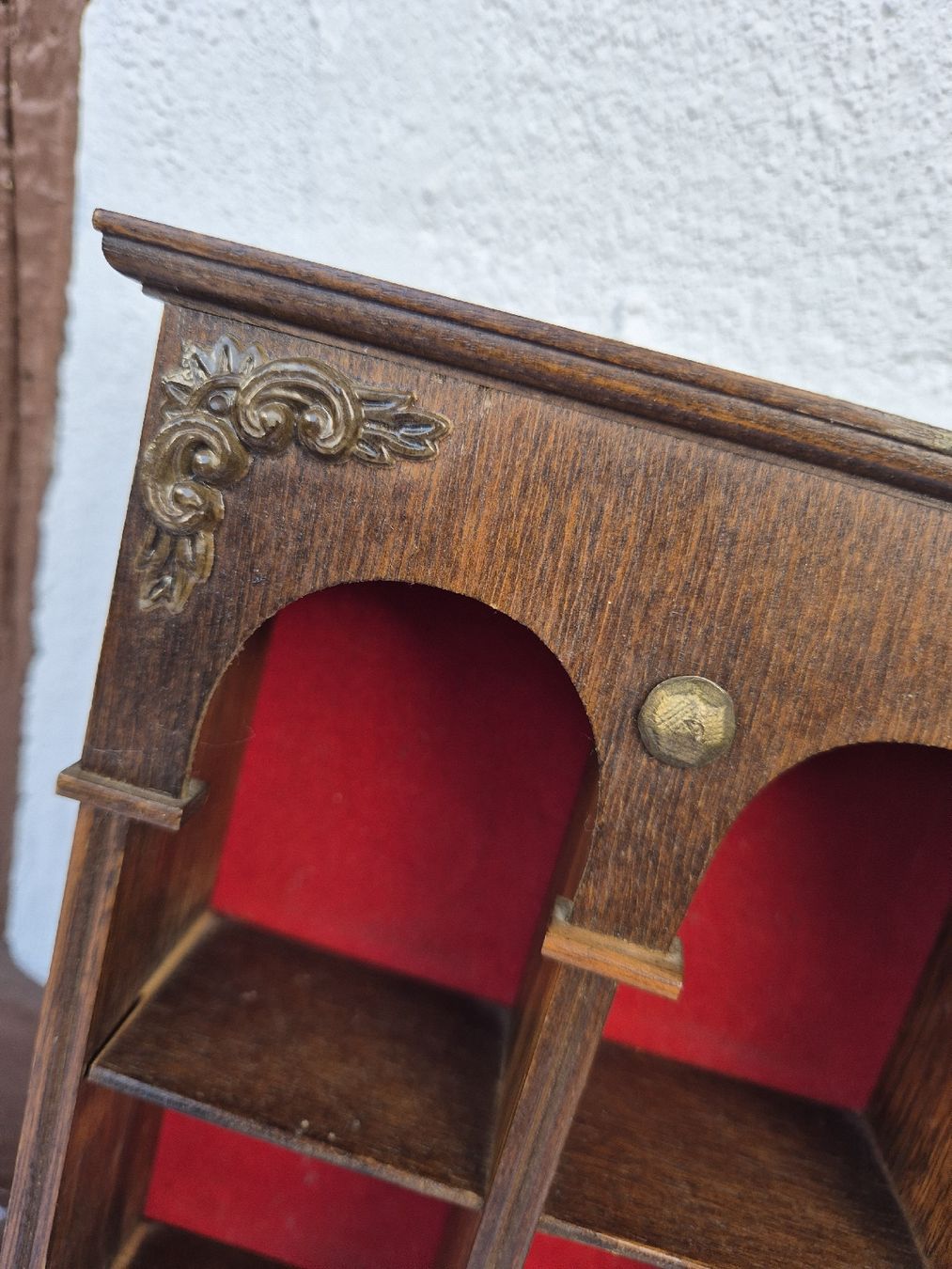 Scaffali: Miniatur Regal Holz mit rotem Hintergrund – Usato da Eschlikon TG venduto da zuzanka80 1