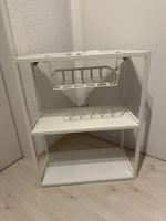 Weisses WandMetallregal mit Hängekorb, vielseitig einsetzbar
