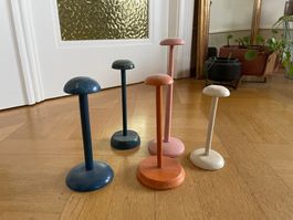 5 portes chapeaux en bois peints