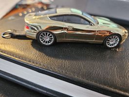 James Bond Vanquish V12 CAR als Schlüsselanhänger, Werkstatt