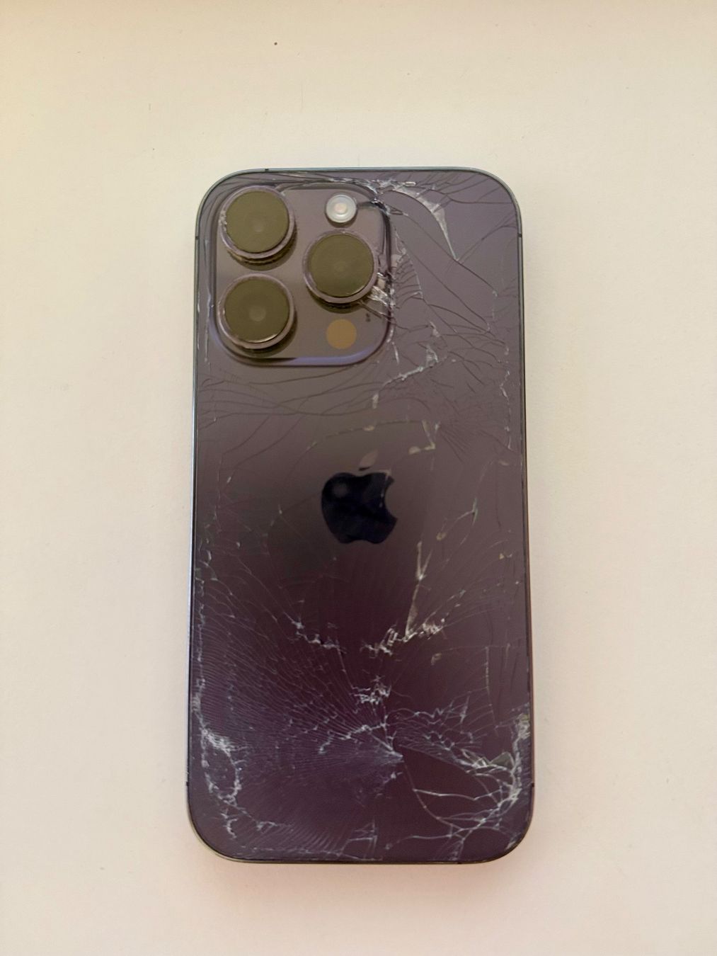 Apple Handys / Smartphones: Iphone 14Pro Backcover defekt – Gebraucht aus Kaiseraugst von defqon1 1