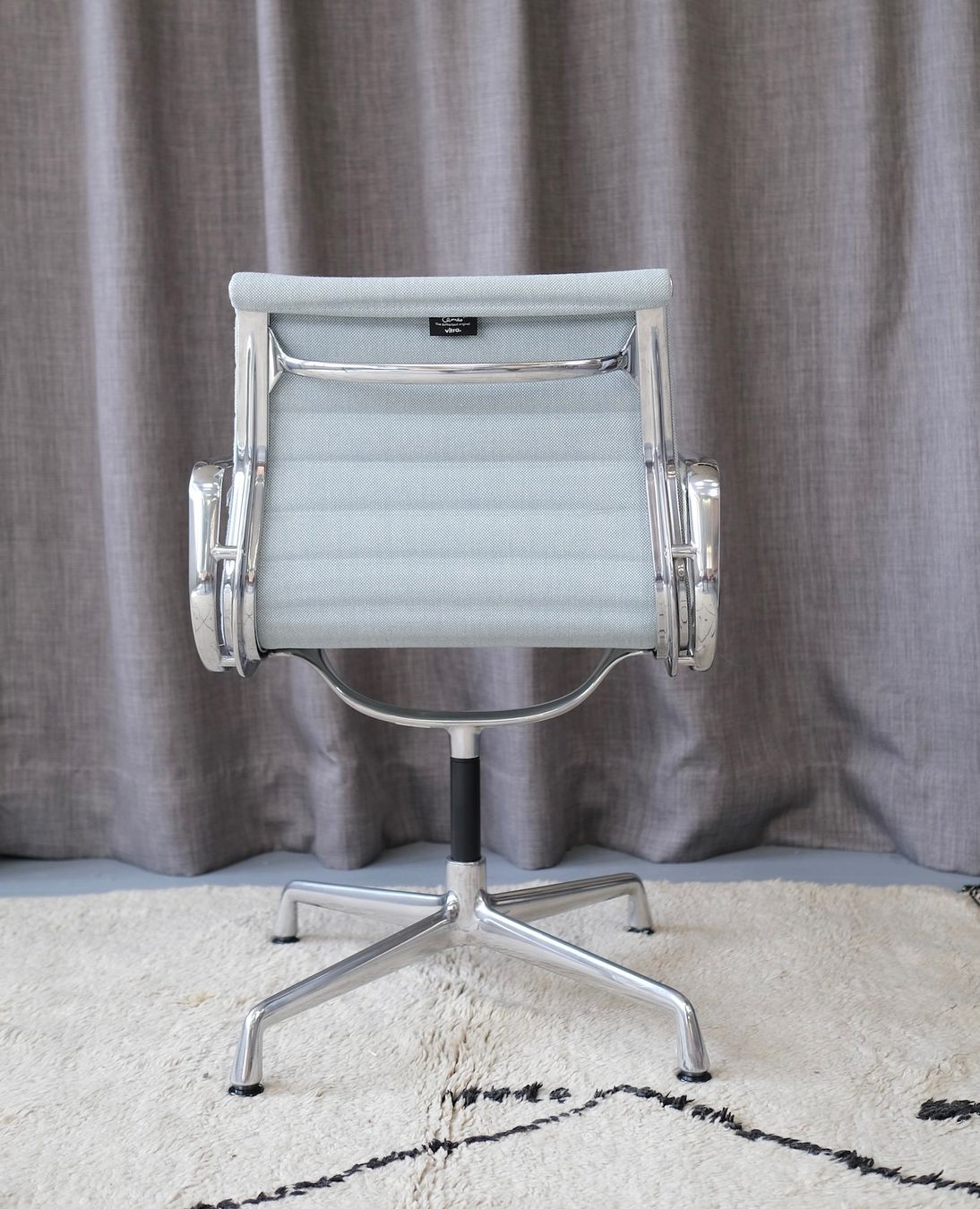 Vitra Sedie: Vitra EA 104 Aluminium chair Eames – Usato da Bern venduto da Zmodern_CON 6