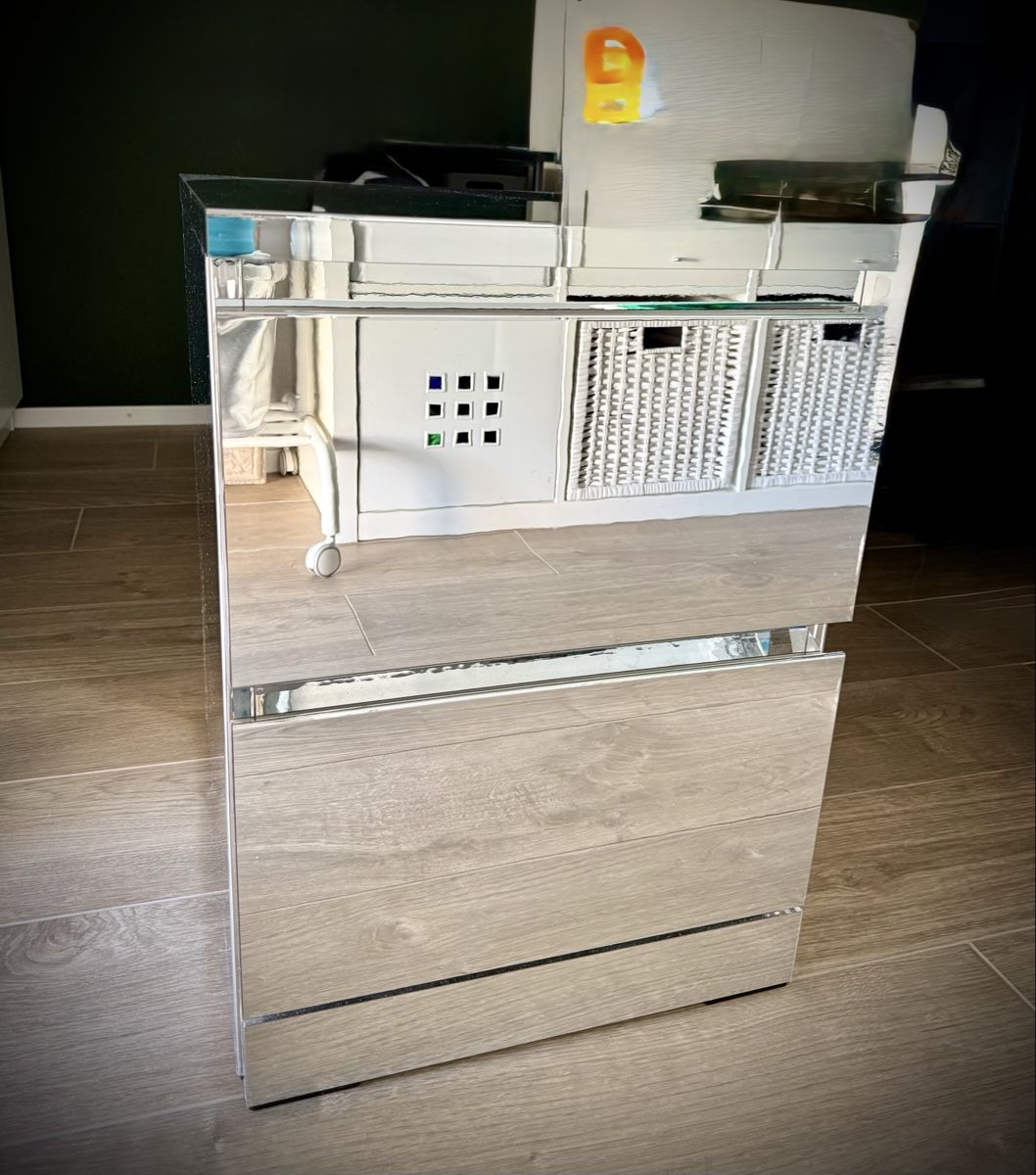 Ikea Cassettiere: Spiegel-Nachttisch-Kommode Malm Ikea - Sondermodell!  – Usato da Cheseaux-sur-Lausanne venduto da Xperta 1
