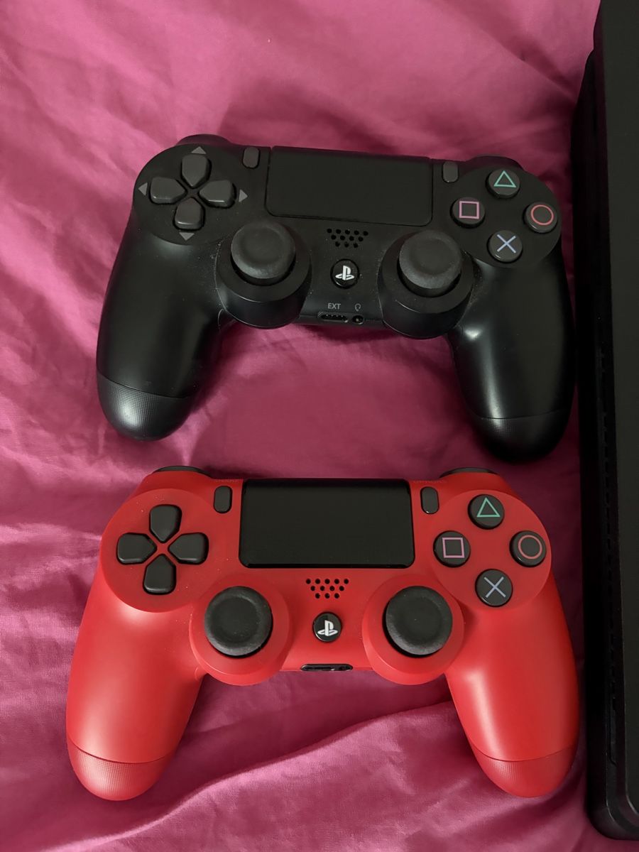 Sony Console: Sony Ps4 Slim 500GB inkl. zwei Controller – Usato da Laufen venduto da oceanwave. 1