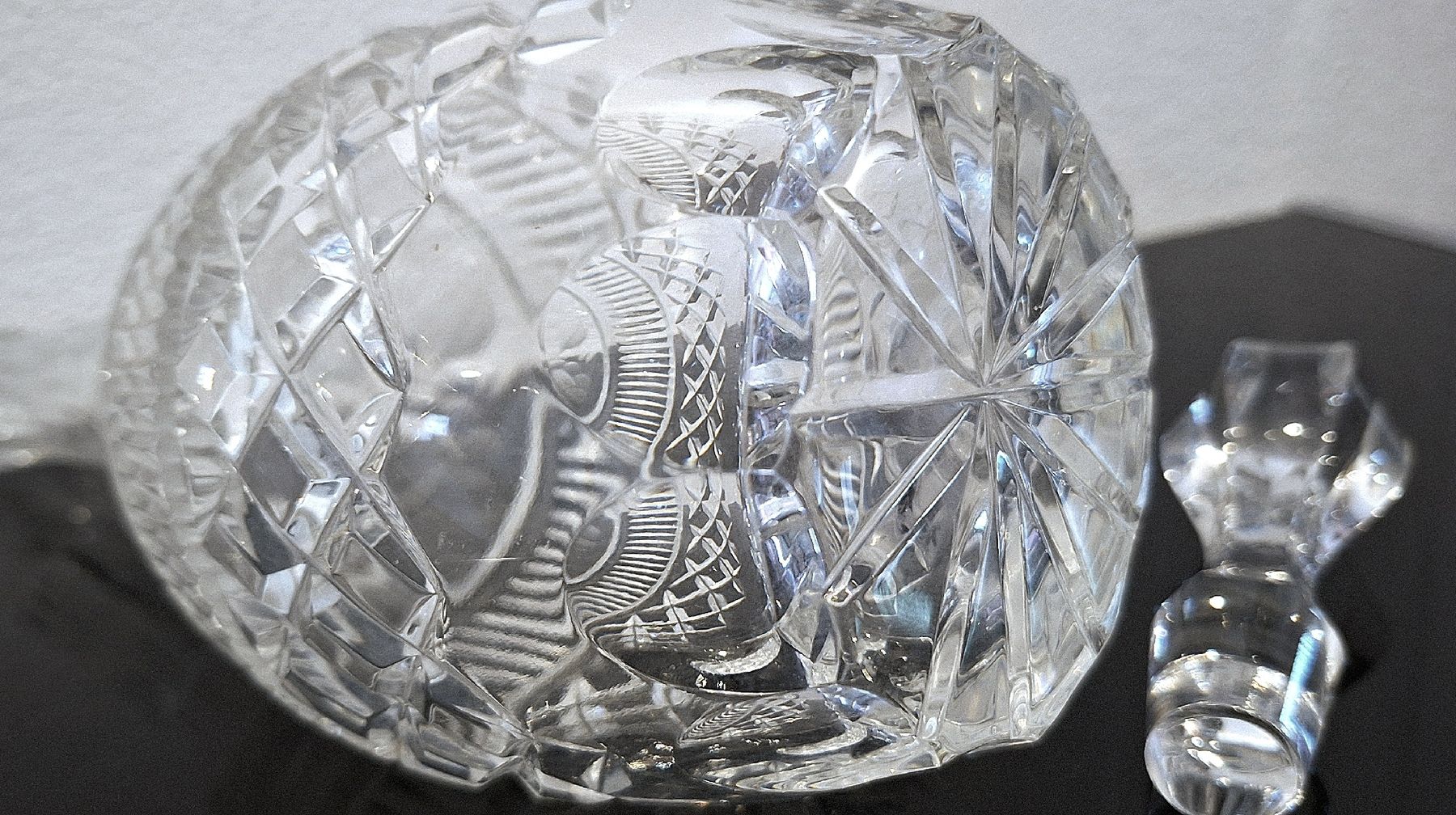 Caraffe: elegante, schwere Glaskristallkaraffe mit Blumenmuster – Usato da Emmenbrücke venduto da abu_9mj8 8