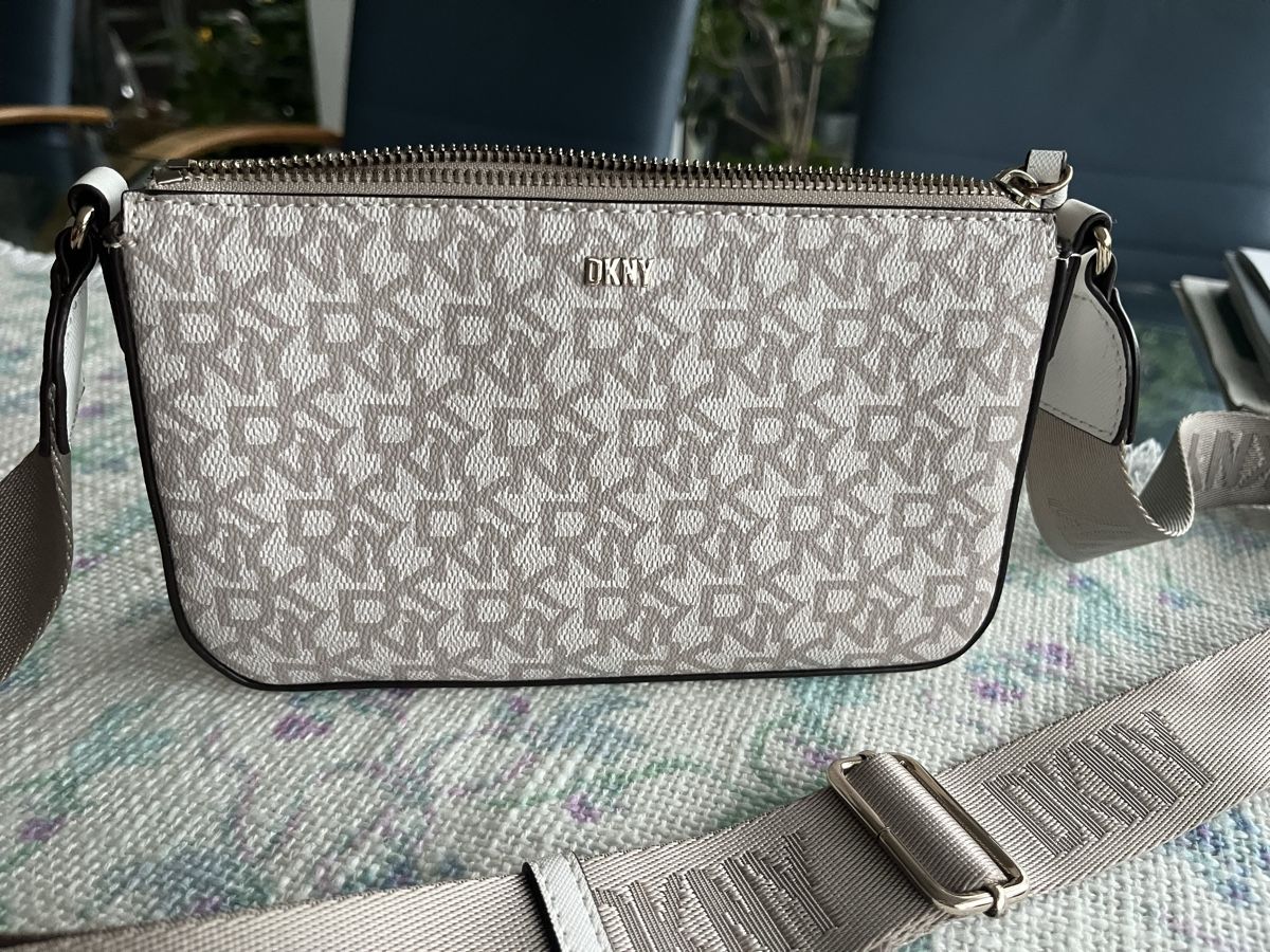 DKNY Taschen für Damen: DKNY Täschchen – Gebraucht aus Kriens von burnauc