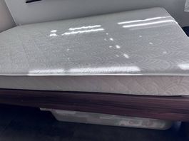 Bettgestell mit Lattenrost und Matratze 
