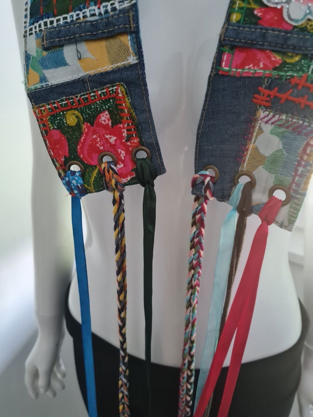Cinture: Gürtel  Jeansstoff mit Bändern bestickt – Usato da Schaffhausen venduto da Catboot01