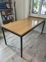 Holztisch mit braunem Metallgestell 