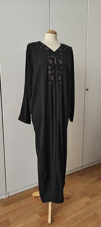 Robes: Kleid Abaya Grösse XXL, schwarz – D'occasion à Basel par ukhtyy