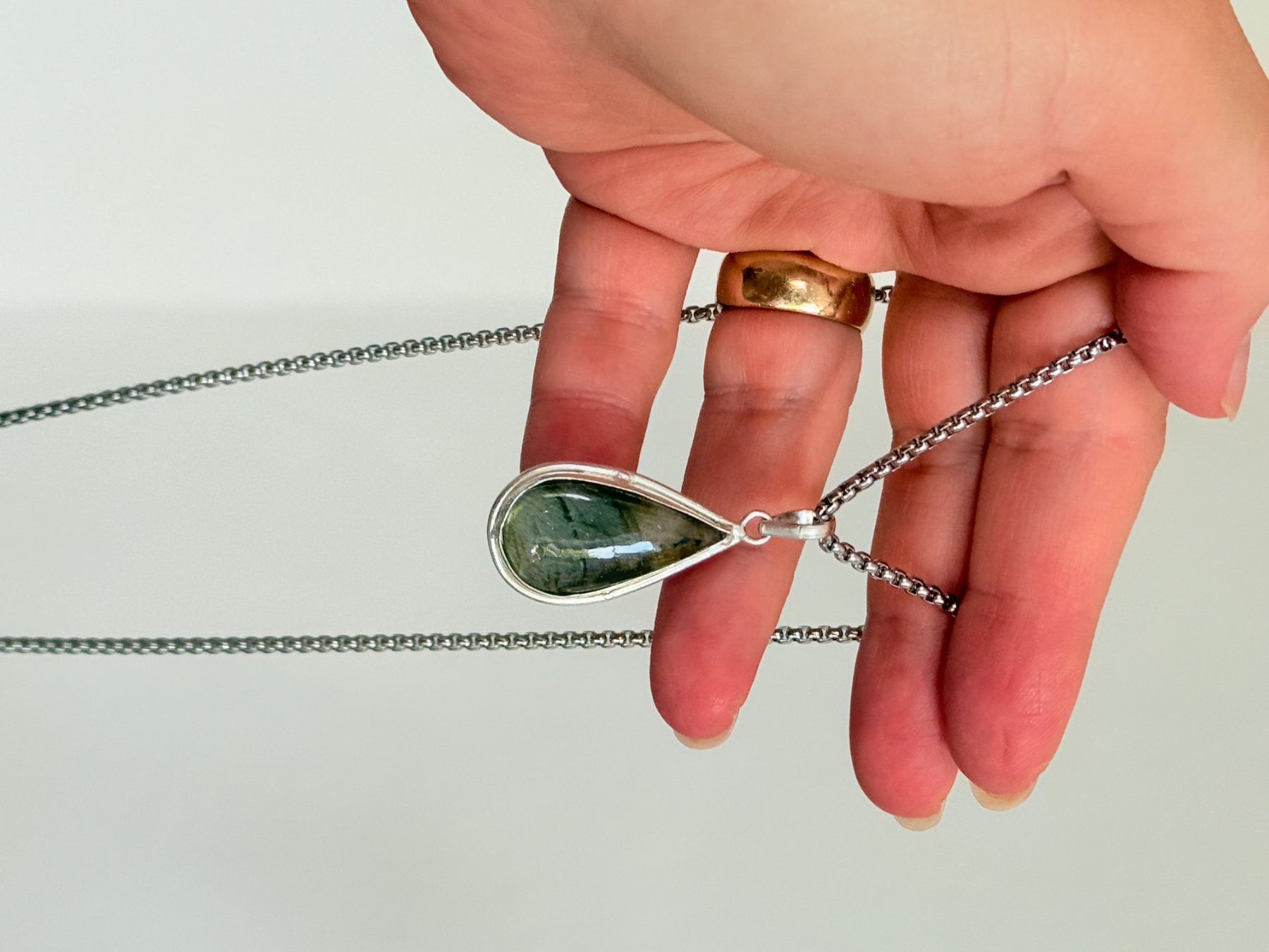 Ketten: Labradorite necklace – Neu und originalverpackt aus Genève von AGBERG 1