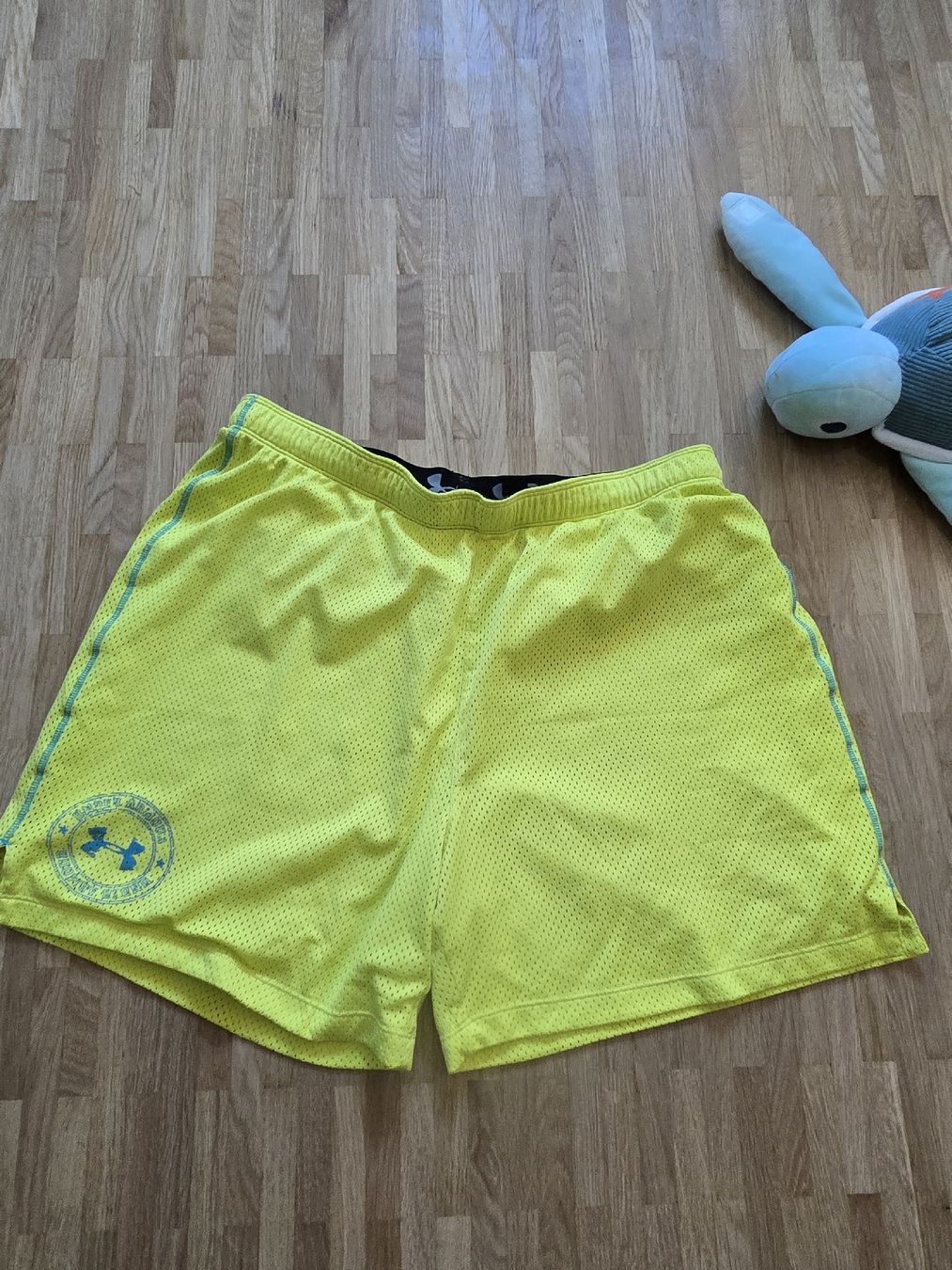 Under Armour Hosen: Short Under Armour Jaune Fluo, Taille L, État Impeccable – Gebraucht aus Mont-sur-Lausanne von Didinho 1