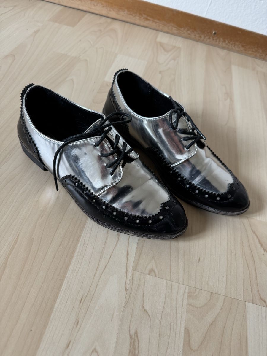 Scarpe da donna: Chaussures Richelieu argentées et noires – Usato da Villeret venduto da bys_k95b 1