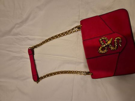👜🐍 Sac à main rouge, avec une chaîne dorée, motif serpent.
