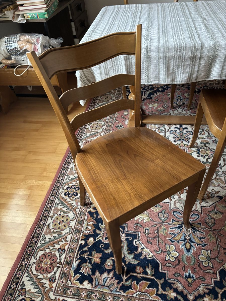 Set di tavolo e panche: Esstisch mit 6 Stühlen aus Holz – Usato da Kandergrund venduto da L.o.01 2