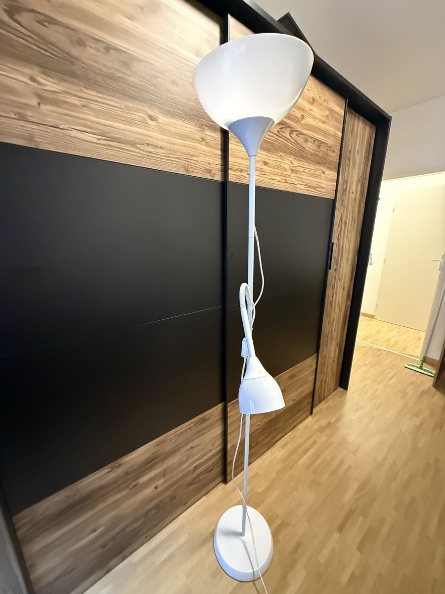 Ikea Lampade: Lampadaire blanc avec liseuse – Usato da Les Acacias venduto da A.cicc