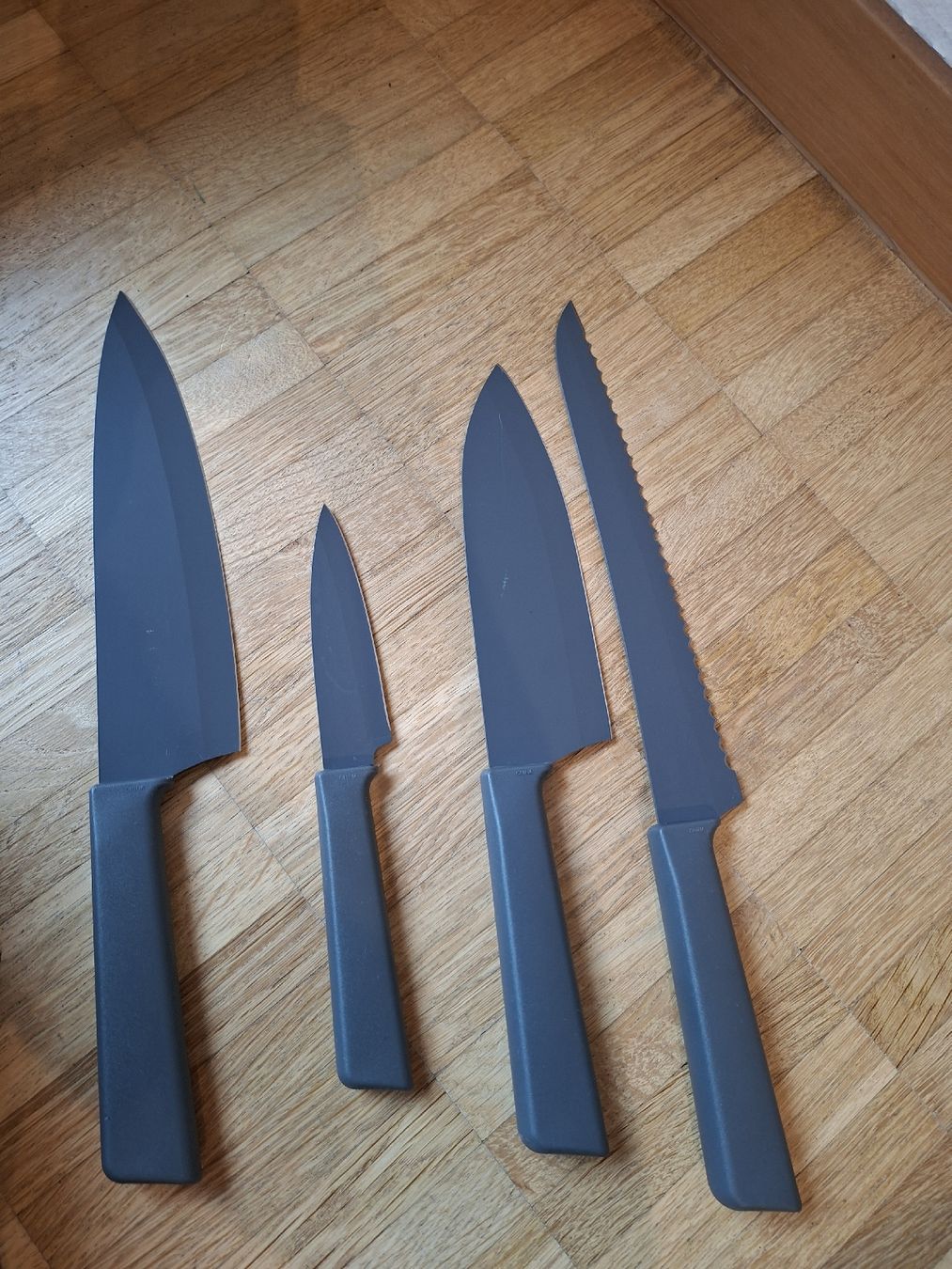 Elettrodomestici da cucina: Messerblock mit 4 Messern dunkles Grau guter Zustand – Usato da Olten venduto da jea_x2tk 1