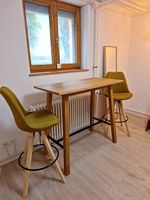 Bartisch + 2 Barhocker im skandinavischen Stil  CHF 150