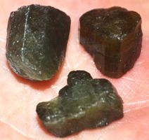 Mineralien Set L-9023 – Grüner Turmalin roh 53 Karat 3 Stück