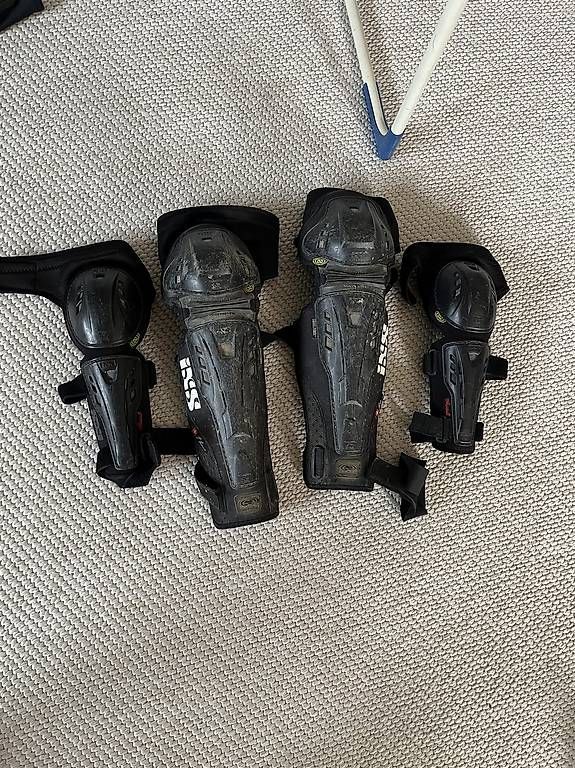 IXS Protezioni & Imbottiture: IXS Knie- und Ellenbogenschoner Grösse M – Usato da Brugg AG venduto da Freeheeler02