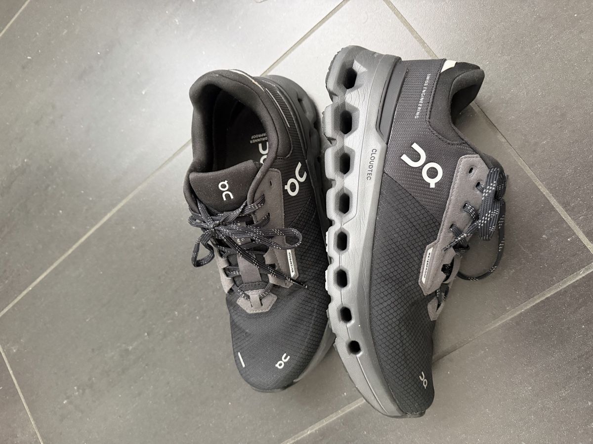On Scarpe da uomo: ON Cloudrunner 2 Waterproof (Schwarz) – Usato da Basel venduto da HauteGamme 2
