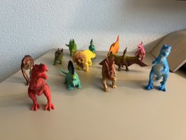 Diverse Spielzeugdinosaurier farbig