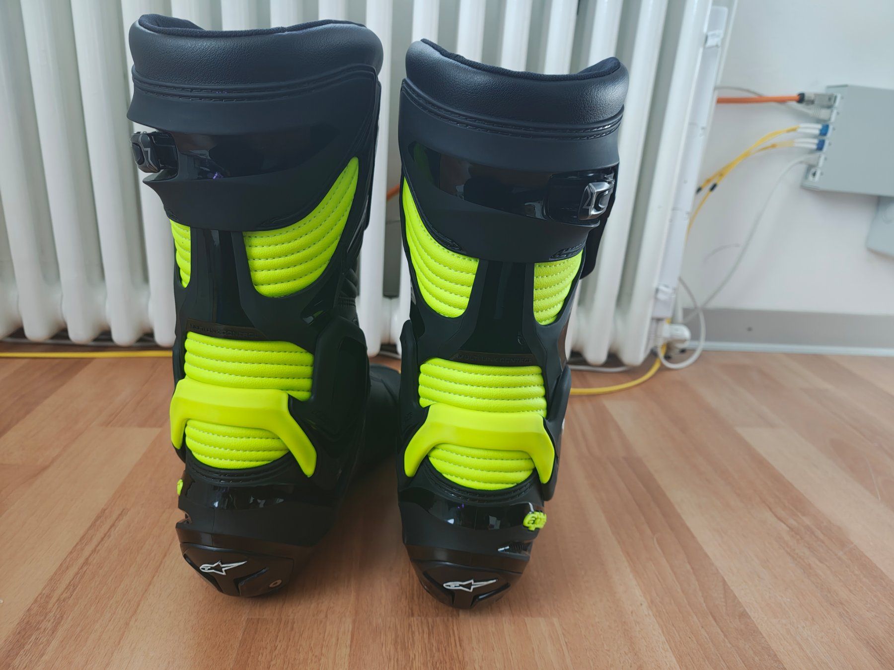 Alpinestars Herrenschuhe: Alpinestars SMX PLUS v2 Gr. 45 NEUWERTIG – Gebraucht aus Zufikon von Error 5