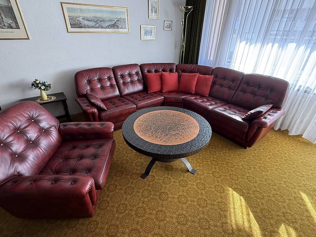 Chesterfield Divani: Chesterfield Sofer mit einem runden Couchtisch – Usato da St. Moritz venduto da sav_gd28 1