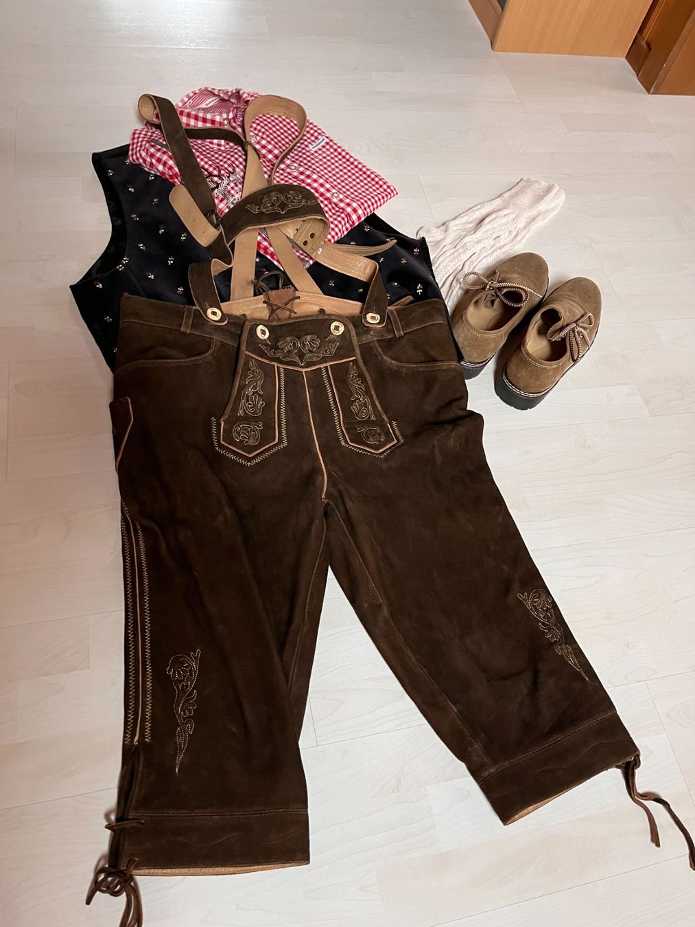 Lotti di vestiti: Oktoberfest-Kleider-Set – Usato da Stans venduto da Moritz01112