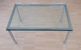 Moderner Glastisch mit Metallgestell