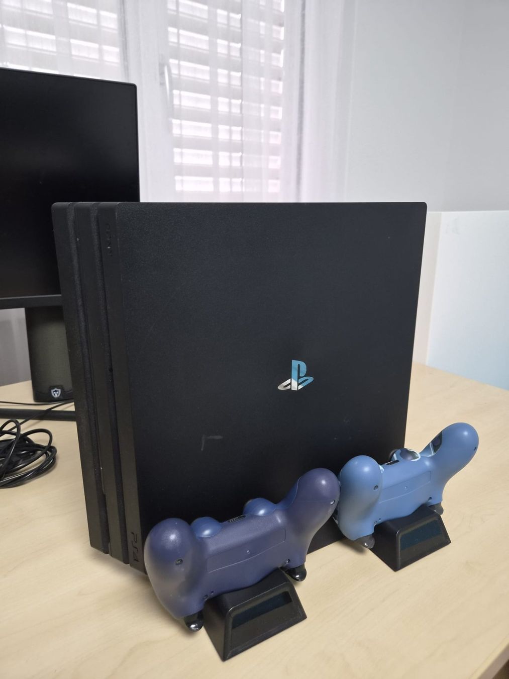 Sony Console: PS4 Pro mit 4 Controller + Kühler/ Ladestation – Usato da Flawil venduto da Sonnenschein_SG 1
