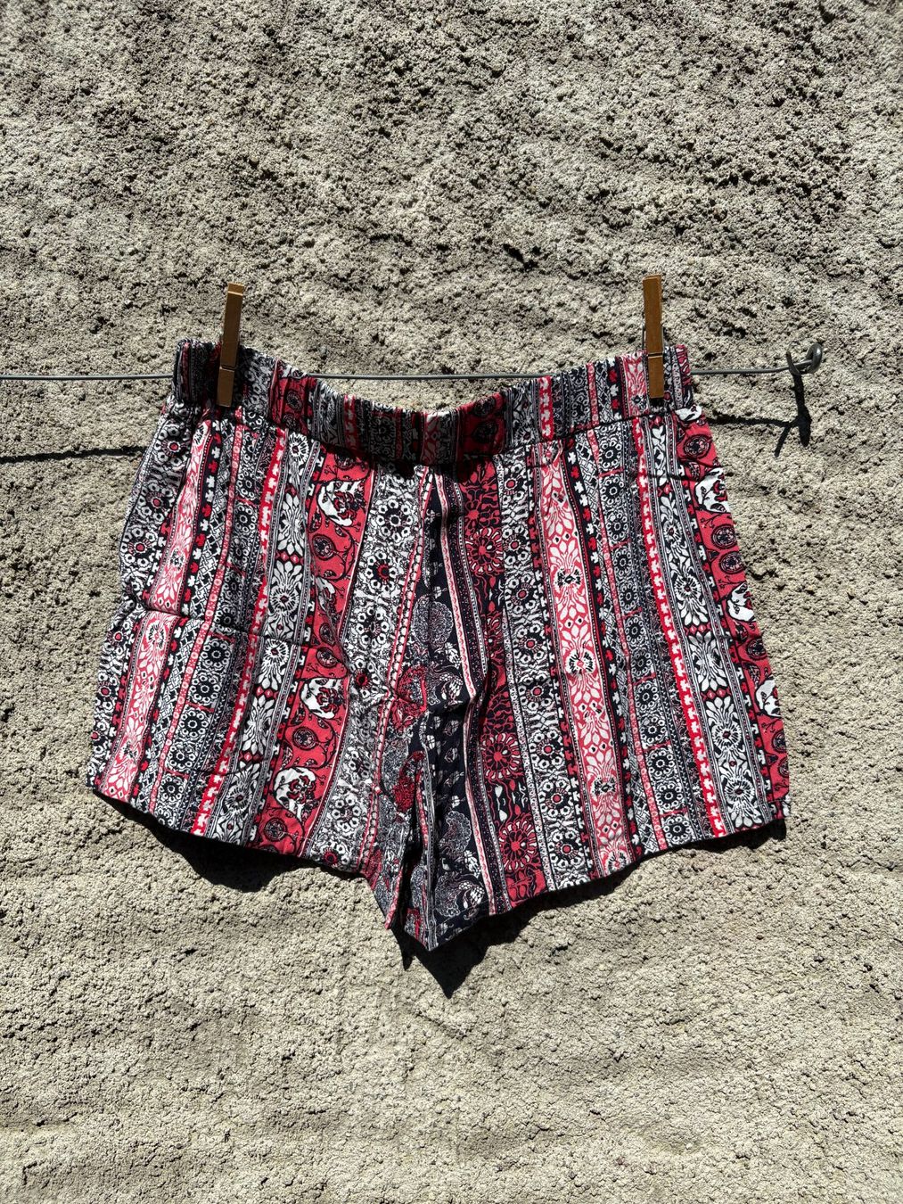 Hosen: Luftige gemusterte Boho Shorts rot schwarz weiss – Gebraucht aus Wittnau von cel_j8w9 3