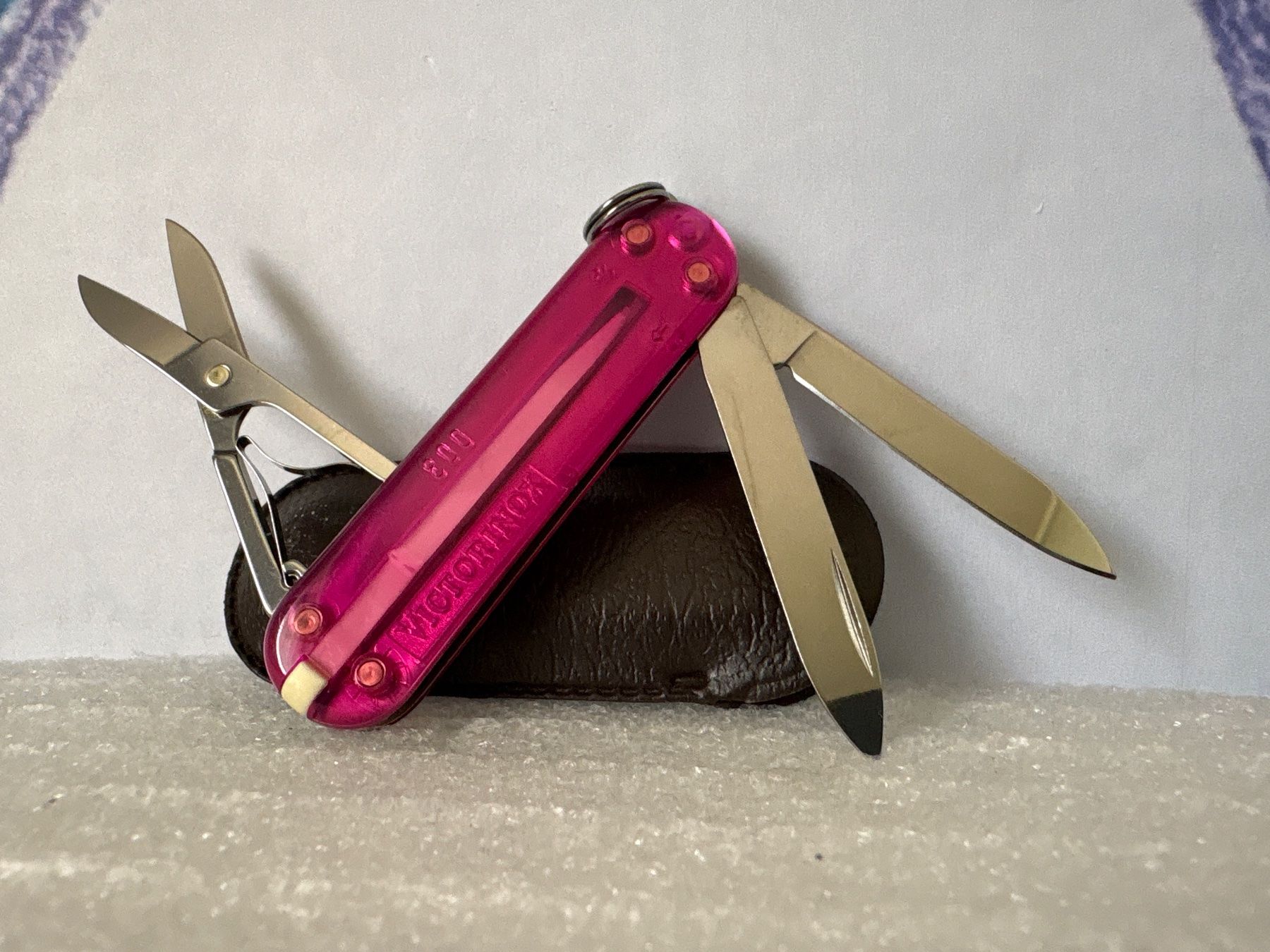 Victorinox Coltelli tascabile: VICTORINOX - Classic pink trans - Sackmesser – Usato da Andwil SG venduto da Rainboli 1