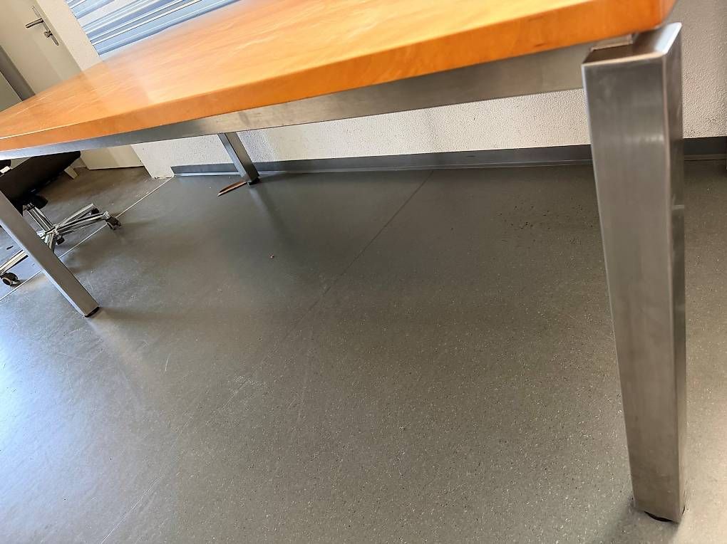Tische: Massiver Buchenholztisch mit Metallgestell – Gebraucht aus Sursee von man_t6lz 3