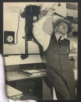 Fotografie Fotograf betrachtet Negativ i