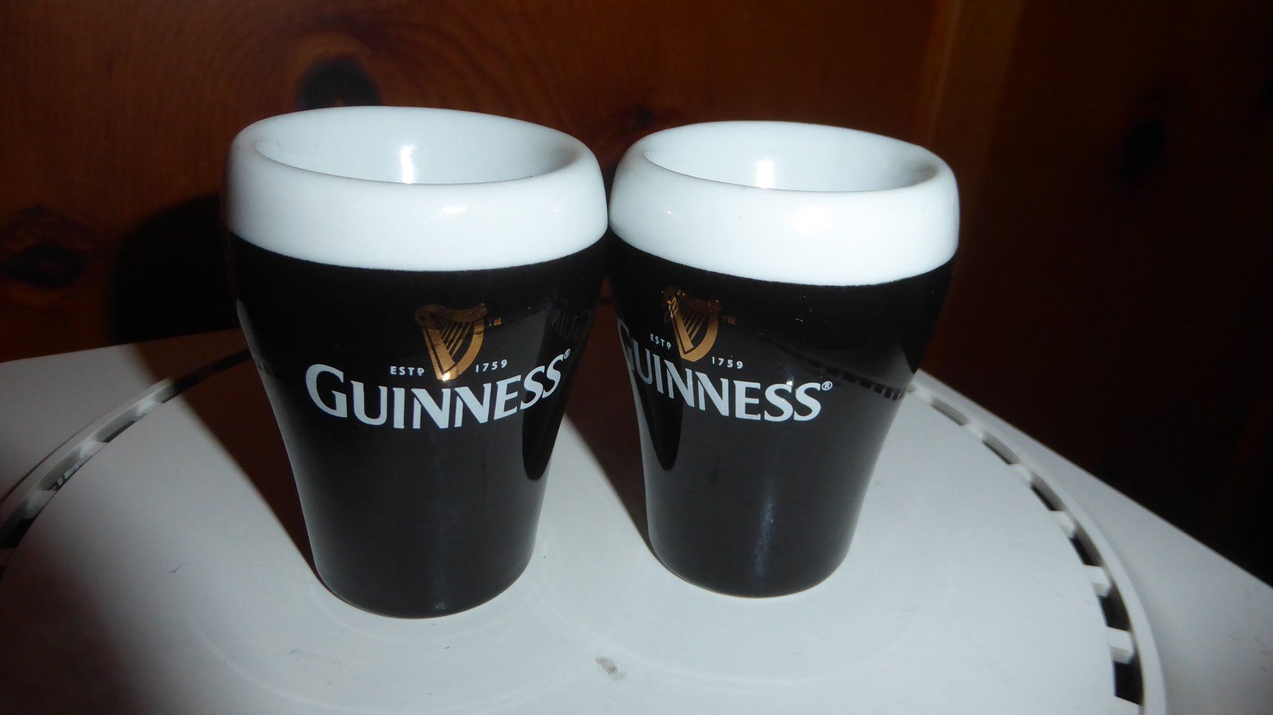 Sonstiges Geschirr: 2 Keramik Eierbecher Guinness – Gebraucht aus Sargans von Benziner 1