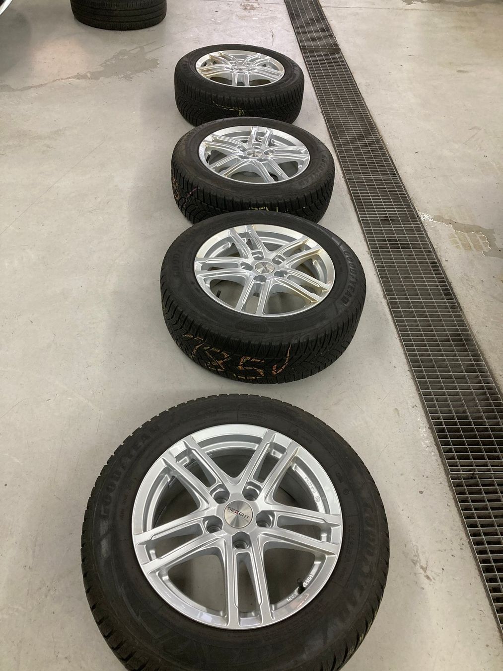Volvo Pneumatici & Ruote complete: Volvo V60 Winterräder 215/60R16 – Usato da Cham venduto da WB2223